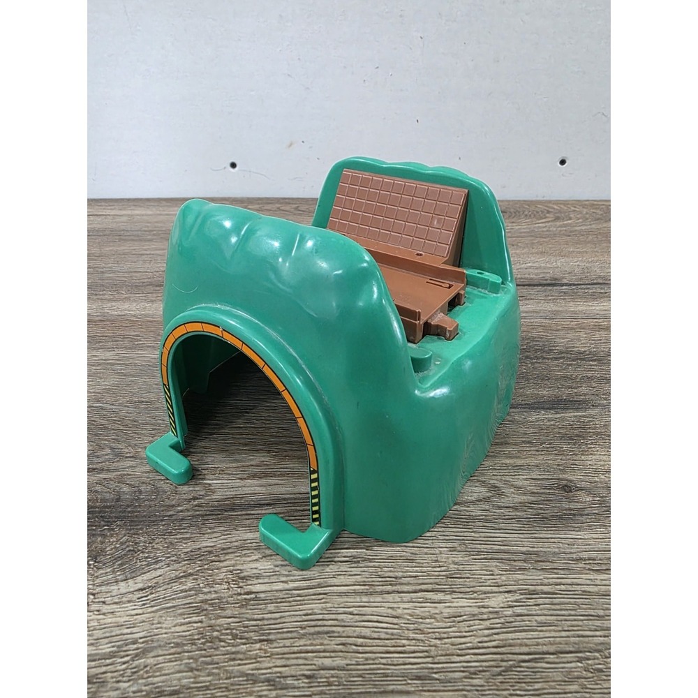 Tomy Thomas the Train Green Tunnel Overpass From Motorized Road & Rail 1997